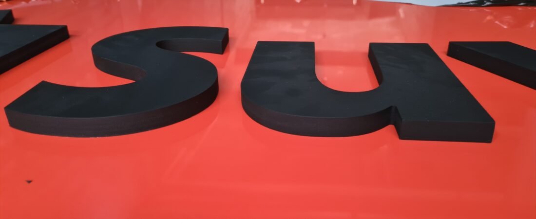Vantagens do Uso do PVC Expandido na Comunicação Visual e na Indústria